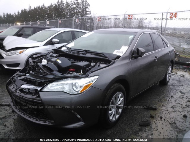 4T1BF1FK1HU410733 - 2017 TOYOTA CAMRY LE/XLE/SE/XSE GRAY photo 2