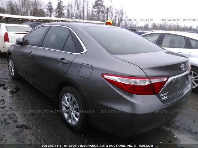 4T1BF1FK1HU410733 - 2017 TOYOTA CAMRY LE/XLE/SE/XSE GRAY photo 3