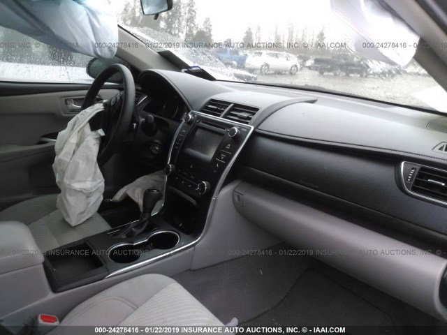 4T1BF1FK1HU410733 - 2017 TOYOTA CAMRY LE/XLE/SE/XSE GRAY photo 5