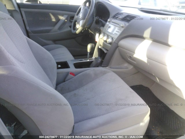 4T1BF3EK0BU590453 - 2011 TOYOTA CAMRY SE/LE/XLE 灰色 照片 5