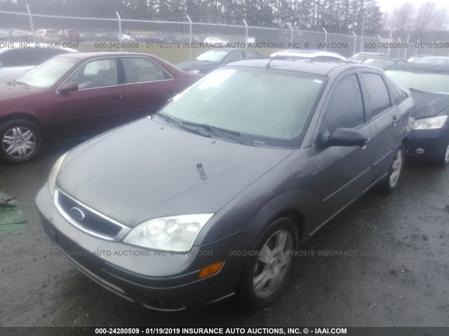 1FAFP34N15W301884 - 2005 FORD FOCUS ZX4 GRAY photo 2