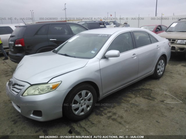 4T1BF3EK4BU164877 - 2011 TOYOTA CAMRY SE/LE/XLE SILVER photo 2