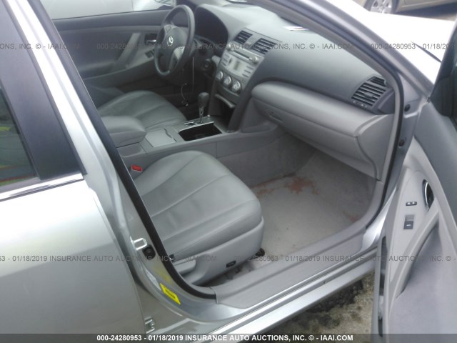 4T1BF3EK4BU164877 - 2011 TOYOTA CAMRY SE/LE/XLE SILVER photo 5