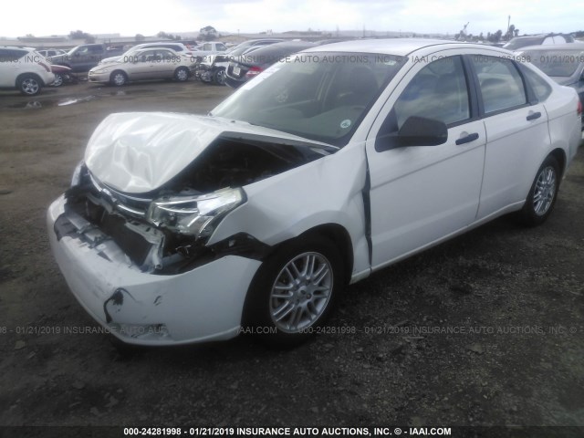 1FAHP35N99W118732 - 2009 FORD FOCUS SE WHITE photo 2