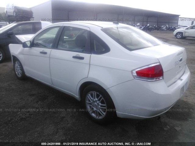 1FAHP35N99W118732 - 2009 FORD FOCUS SE WHITE photo 3