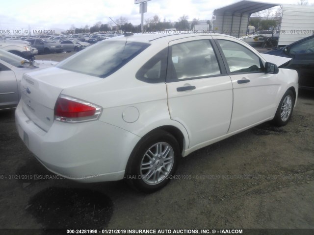 1FAHP35N99W118732 - 2009 FORD FOCUS SE WHITE photo 4