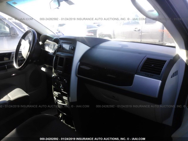 2D4RN5D18AR202832 - 2010 DODGE GRAND CARAVAN SXT SILVER photo 5