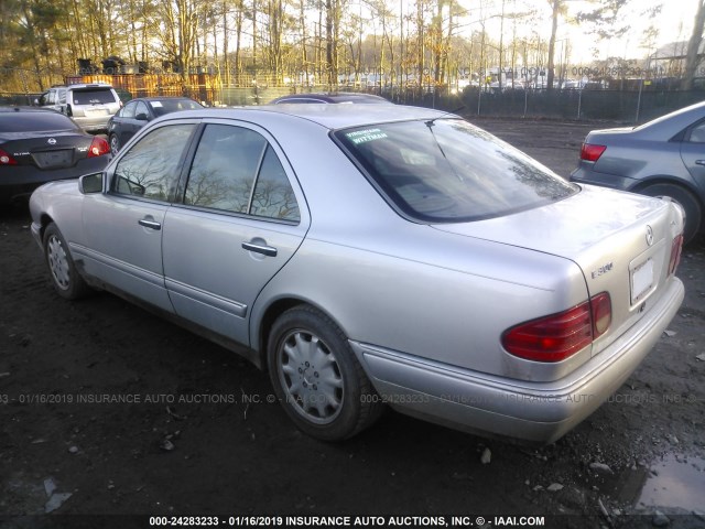 WDBJF20F5VA353269 - 1997 MERCEDES-BENZ E 300D SILVER photo 3