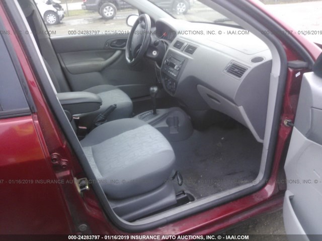 1FAFP34N85W107062 - 2005 FORD FOCUS ZX4 RED photo 5