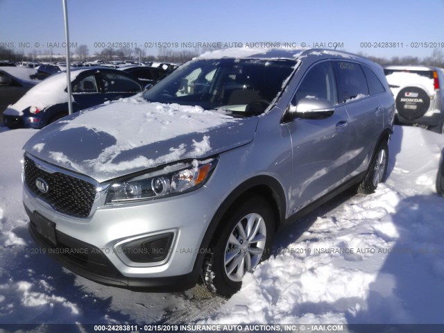 5XYPGDA56JG420773 - 2018 KIA SORENTO LX/L GRAY photo 2