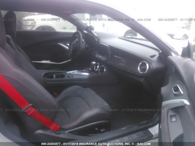 1G1FK1R61J0126069 - 2018 CHEVROLET CAMARO ZL1 银色 照片 5
