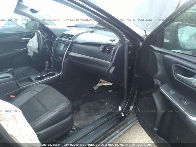 4T1BF1FK5GU171346 - 2016 TOYOTA CAMRY LE/XLE/SE/XSE შავი ფოტო 5