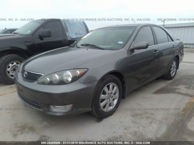 4T1BE32KX5U960576 - 2005 TOYOTA CAMRY LE/XLE/SE GRAY photo 2