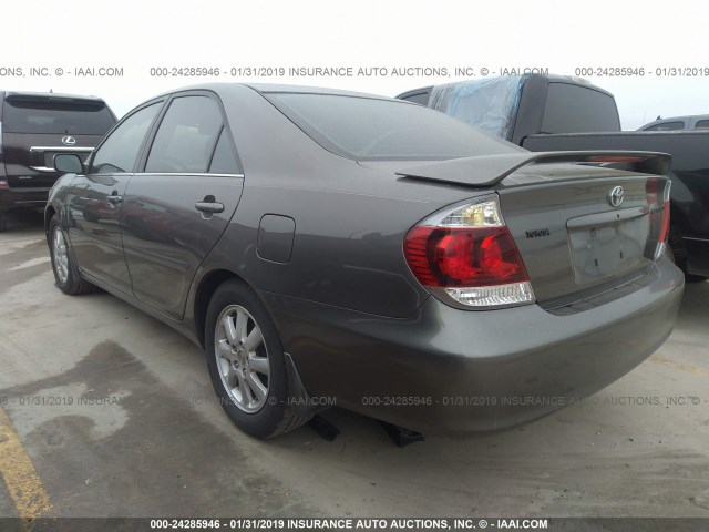 4T1BE32KX5U960576 - 2005 TOYOTA CAMRY LE/XLE/SE GRAY photo 3