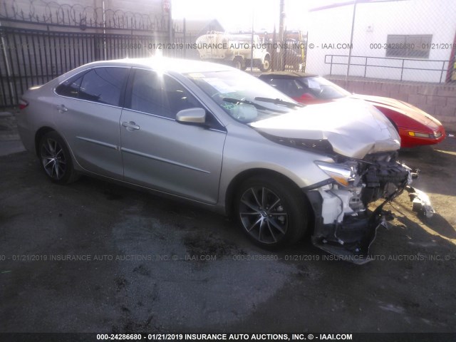 4T1BF1FK4HU642131 - 2017 TOYOTA CAMRY LE/XLE/SE/XSE 银色 照片 1