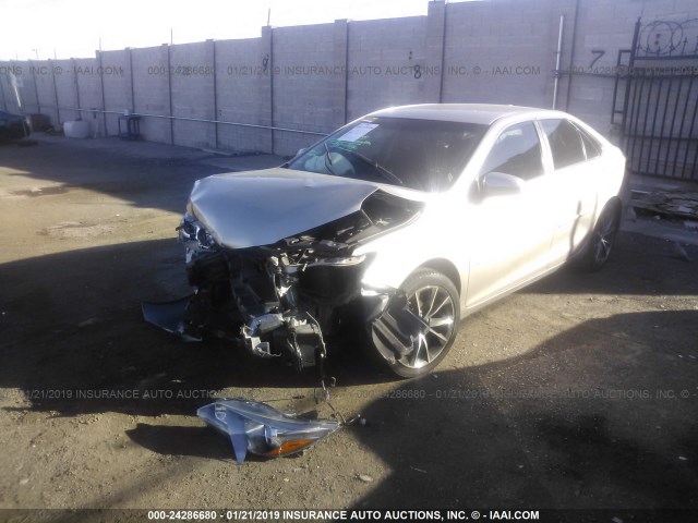 4T1BF1FK4HU642131 - 2017 TOYOTA CAMRY LE/XLE/SE/XSE 银色 照片 2