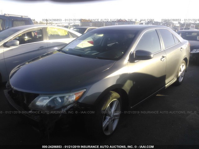 4T1BF1FK5DU674967 - 2013 TOYOTA CAMRY L/SE/LE/XLE Boz foto 2