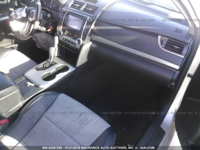 4T1BF1FKXCU067767 - 2012 TOYOTA CAMRY SE/LE/XLE SILVER photo 5