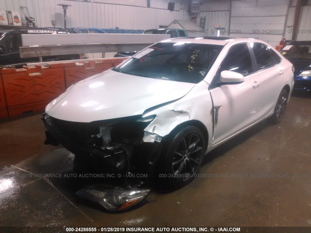 4T1BF1FK4GU503034 - 2016 TOYOTA CAMRY LE/XLE/SE/XSE WHITE photo 2