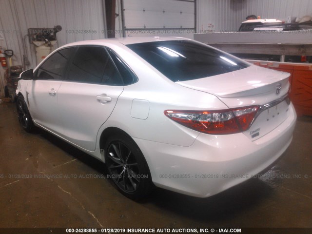 4T1BF1FK4GU503034 - 2016 TOYOTA CAMRY LE/XLE/SE/XSE WHITE photo 3