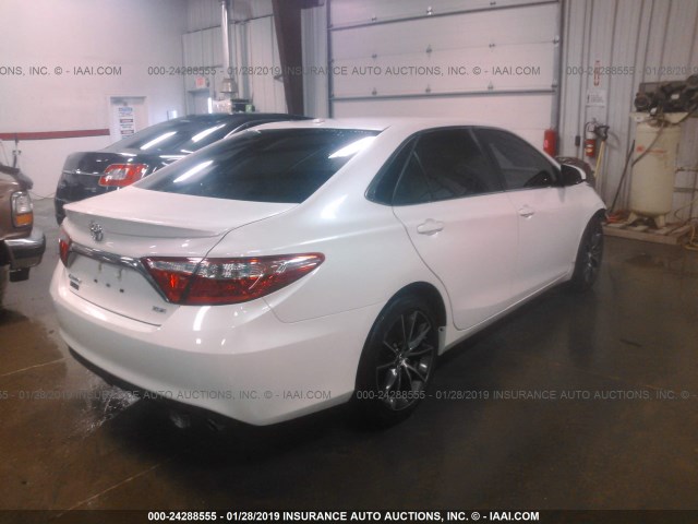 4T1BF1FK4GU503034 - 2016 TOYOTA CAMRY LE/XLE/SE/XSE WHITE photo 4