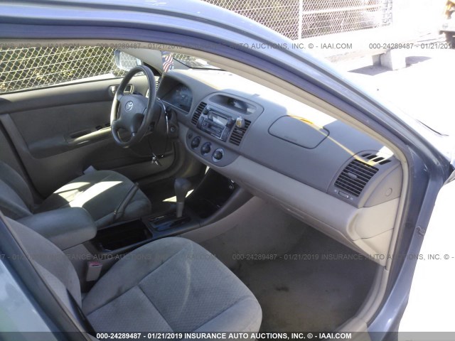4T1BE32K82U588117 - 2002 TOYOTA CAMRY LE/XLE/SE BLUE photo 5