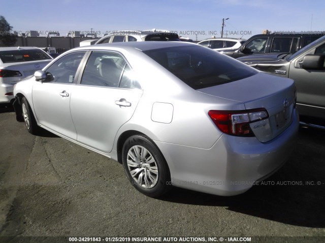 4T4BF1FK9ER383606 - 2014 TOYOTA CAMRY L/SE/LE/XLE 银色 照片 3