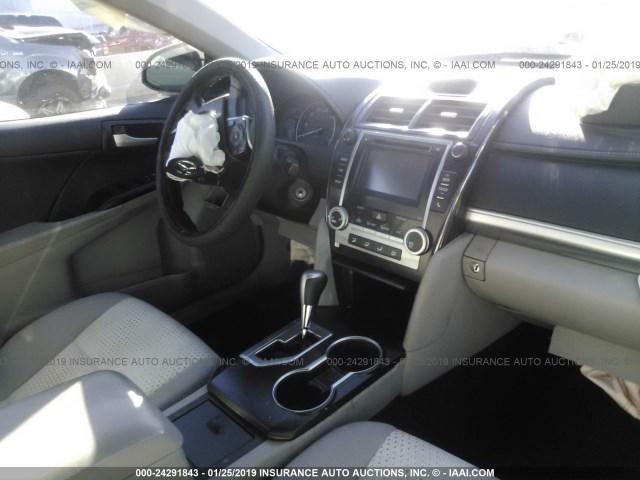 4T4BF1FK9ER383606 - 2014 TOYOTA CAMRY L/SE/LE/XLE 银色 照片 5