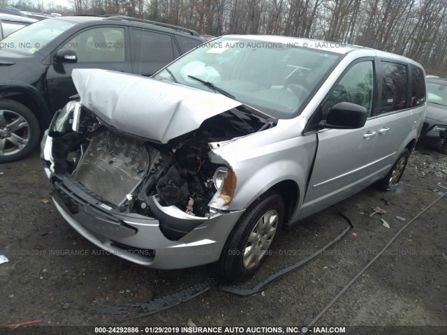 2A4RR4DE2AR215343 - 2010 CHRYSLER TOWN & COUNTRY LX SILVER photo 2