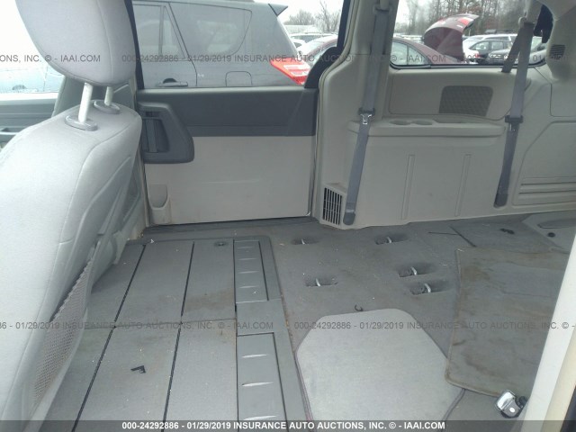 2A4RR4DE2AR215343 - 2010 CHRYSLER TOWN & COUNTRY LX SILVER photo 8