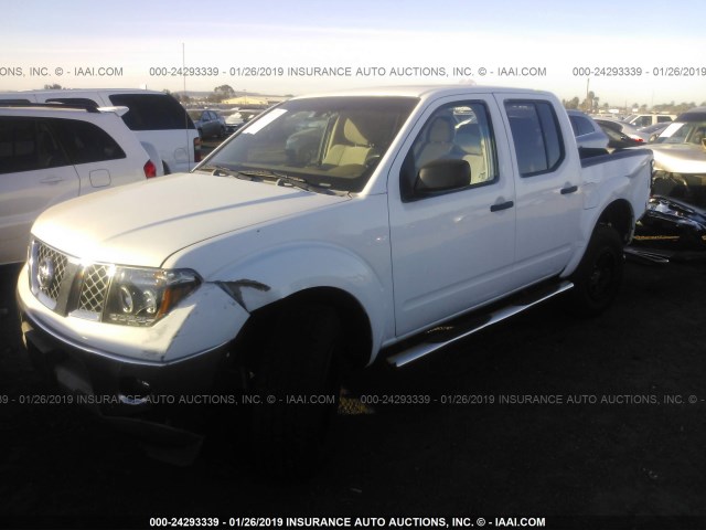 1N6AD07U05C455192 - 2005 NISSAN FRONTIER CREW CAB LE/SE/OFF ROAD WHITE photo 2