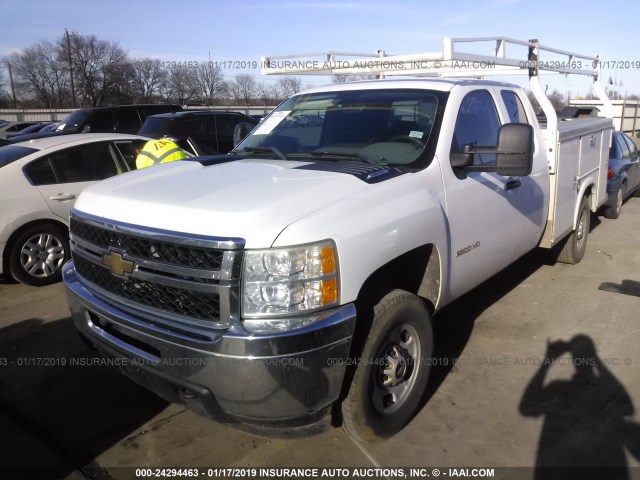 1GB2CVCG9BZ456877 - 2011 CHEVROLET SILVERADO C2500 HEAVY DUTY WHITE photo 2