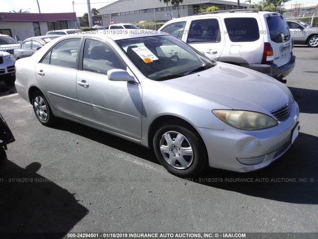 JTDBE32K963053362 - 2006 TOYOTA CAMRY LE/XLE SILVER photo 1