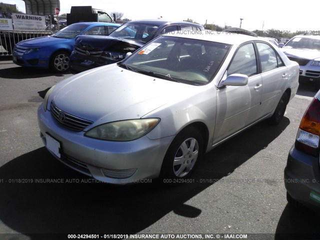 JTDBE32K963053362 - 2006 TOYOTA CAMRY LE/XLE SILVER photo 2