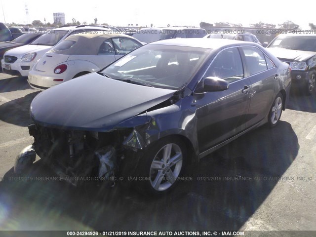 4T1BF1FK4CU055310 - 2012 TOYOTA CAMRY SE/LE/XLE 灰色 照片 2