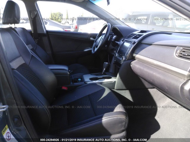 4T1BF1FK4CU055310 - 2012 TOYOTA CAMRY SE/LE/XLE 灰色 照片 5