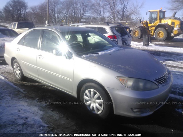 4T1BE32K15U078177 - 2005 TOYOTA CAMRY LE/XLE/SE SILVER photo 1