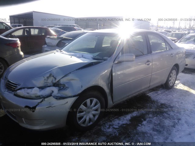 4T1BE32K15U078177 - 2005 TOYOTA CAMRY LE/XLE/SE SILVER photo 2