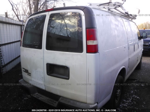 1GCWGFCA0B1129303 - 2011 CHEVROLET EXPRESS G2500  WHITE photo 4