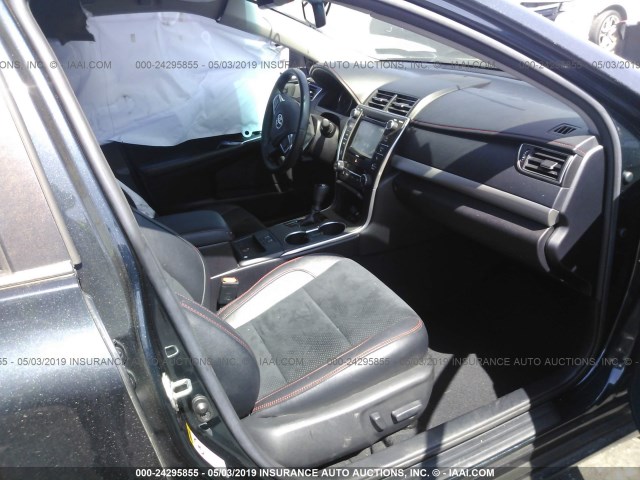 4T1BF1FK4HU648981 - 2017 TOYOTA CAMRY LE/XLE/SE/XSE Dark Blue photo 5