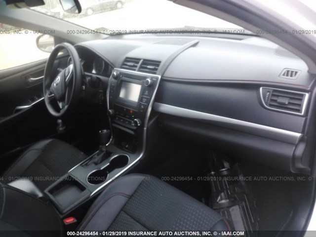 4T1BF1FK9FU485046 - 2015 TOYOTA CAMRY LE/XLE/SE/XSE WHITE photo 5