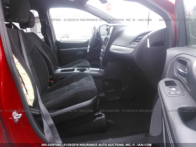 2C4RDGCG2FR524634 - 2015 DODGE GRAND CARAVAN SXT RED photo 5