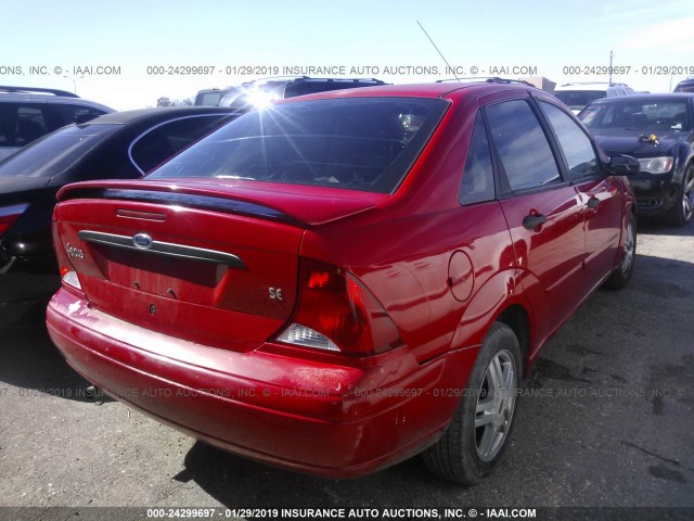 1FAHP3437YW415769 - 2000 FORD FOCUS SE/SE SPORT RED photo 4