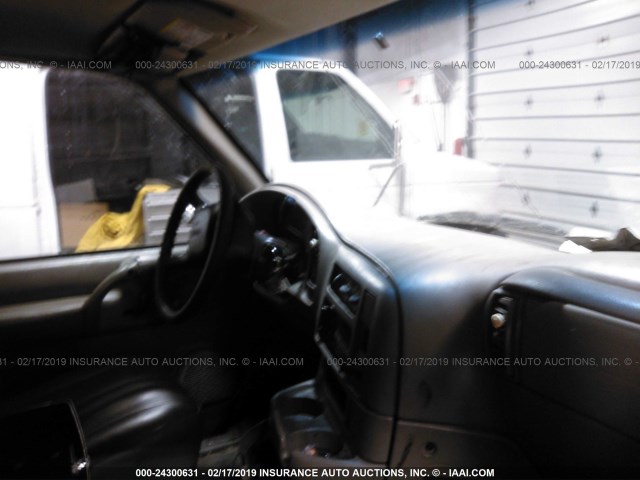 1GTDM19X25B505612 - 2005 GMC SAFARI XT WHITE photo 5