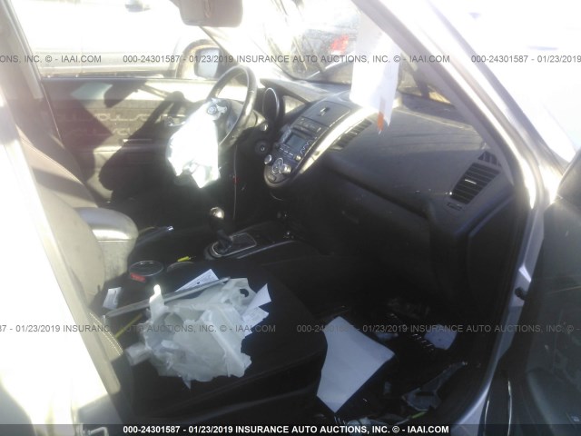 KNDJT2A60D7484307 - 2013 KIA SOUL +/!/SPORT SILVER photo 5