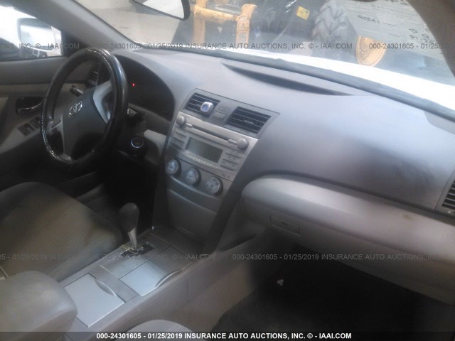 4T4BF3EK5BR096482 - 2011 TOYOTA CAMRY SE/LE/XLE 白色 照片 5