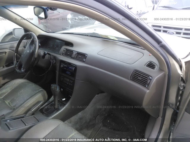 JT2BF28K910309064 - 2001 TOYOTA CAMRY LE/XLE 金色 照片 5