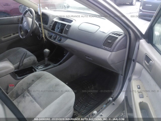 4T1BE32K34U863962 - 2004 TOYOTA CAMRY LE/XLE/SE SILVER photo 5