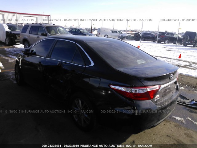 4T1BF1FK6HU786621 - 2017 TOYOTA CAMRY LE/XLE/SE/XSE შავი ფოტო 3