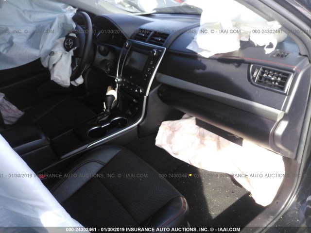4T1BF1FK6HU786621 - 2017 TOYOTA CAMRY LE/XLE/SE/XSE შავი ფოტო 5